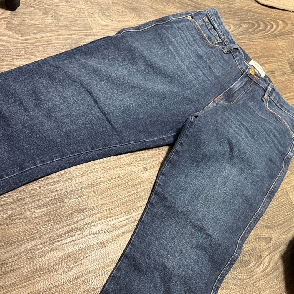 Frame Denim Le Sylvie Crop in Dark and Light Blue - Picture 4 of 8